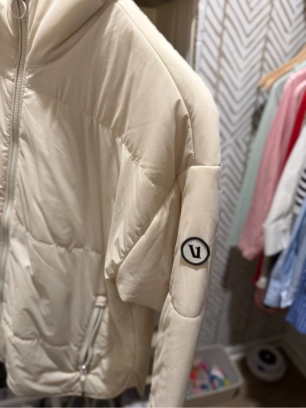 Vuori Women’s canyon Insulated Jacket, Off-White - Picture 7 of 7